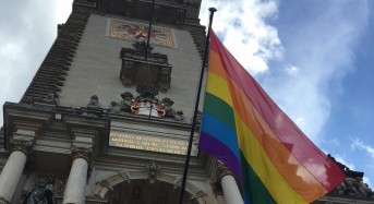 Donnerstag, 30. Juli: Regenbogenfahne gehisst, Bretterzaun bewacht, Kundenzentren-Software abgestürzt, Digital-Werbefläche vorgestellt